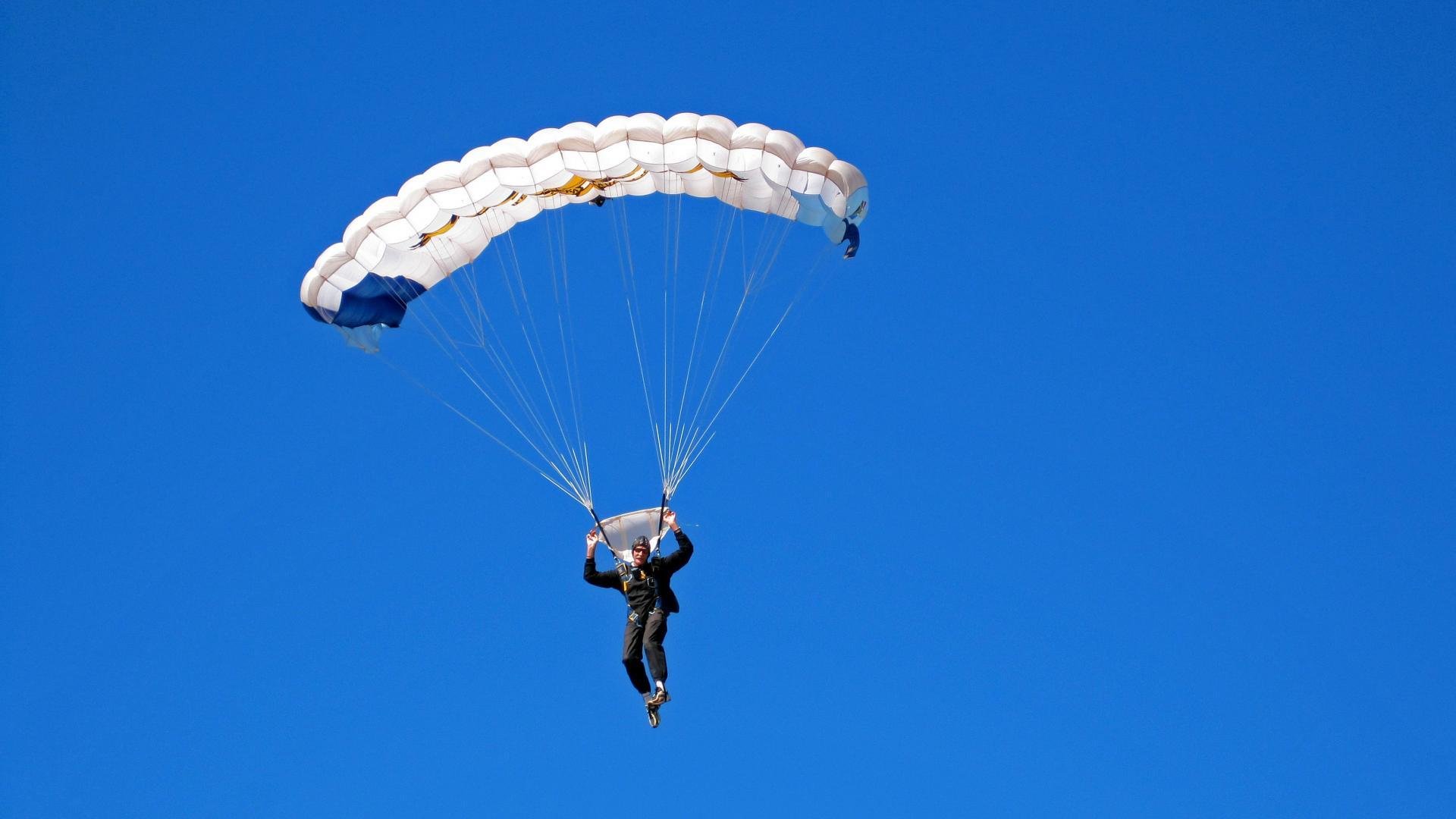 华体会入口-电竞比赛中的团队精神：信任配合，共同努力，电竞团队成员