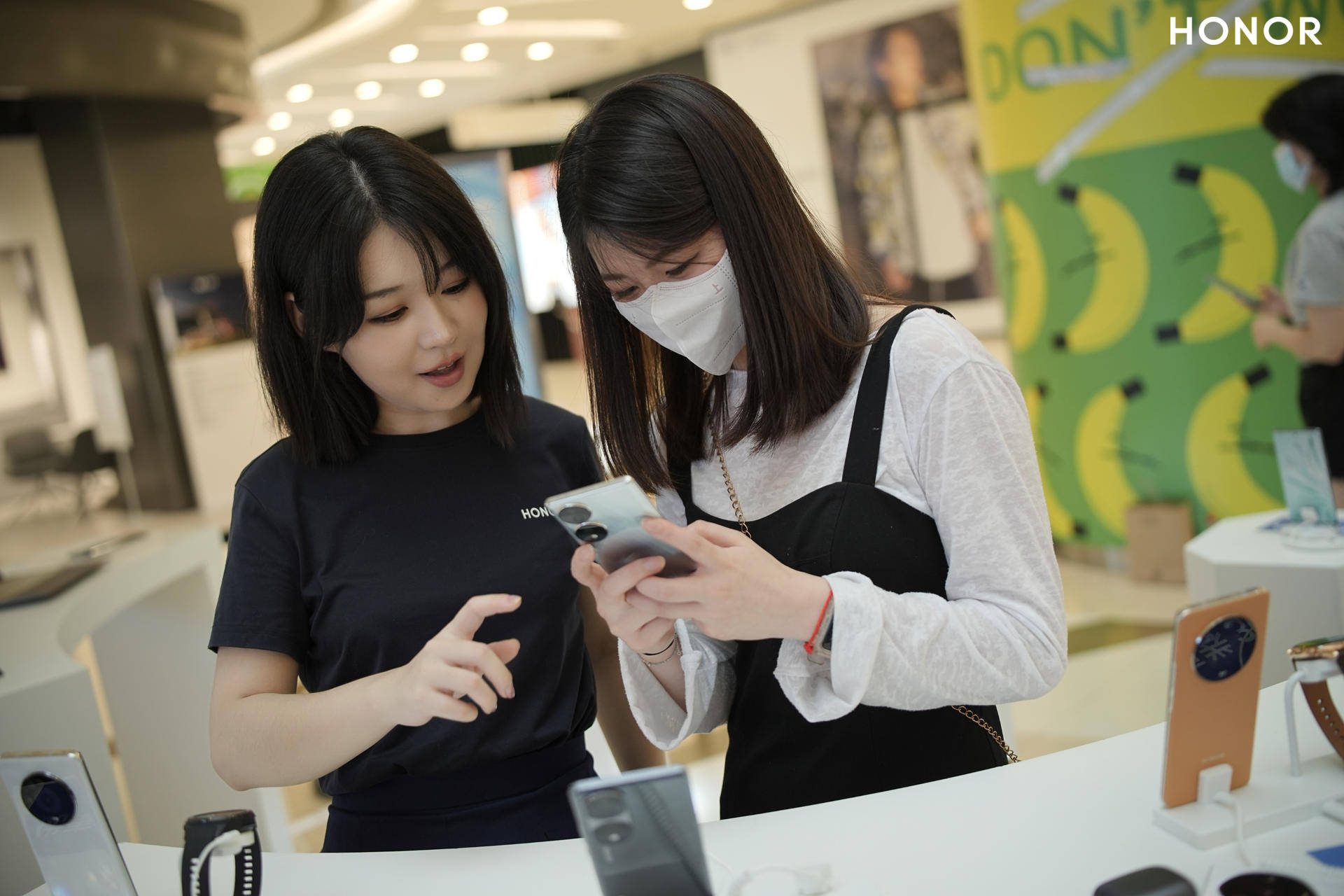 《电竞情侣的甜蜜与挑战》